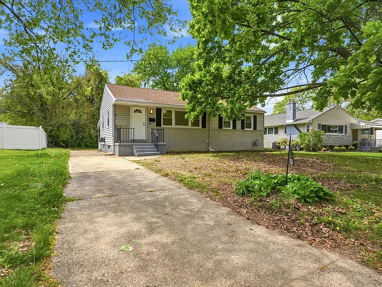 120 Webster Ave — Photo 9