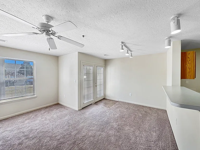 Alison Pointe Apartments — Photo 53