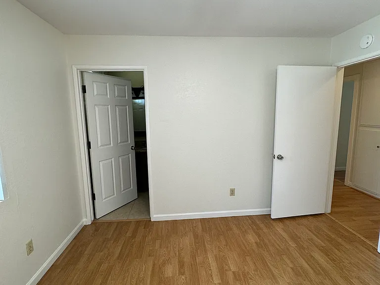 1725 Hillcrest Ln — Photo 9