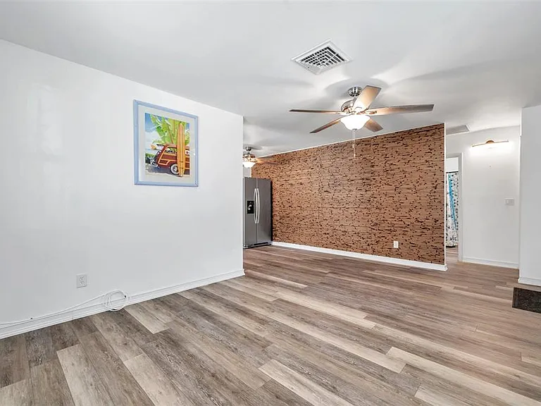 5900 Cypress St N — Photo 8