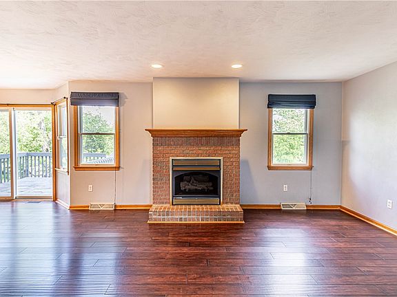 3rd image of 2404 Briarhill Ct