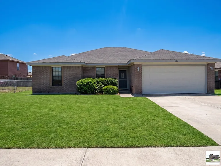 306 Sumac Trl — Photo 1
