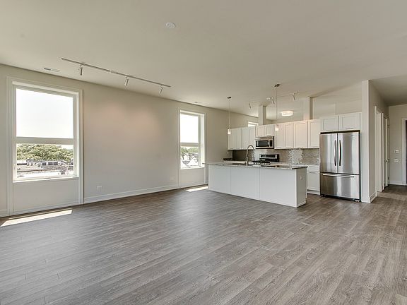 5th image of 4421 N Clark St #302