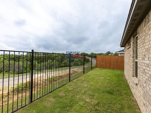 3rd image of 101 Mesa Dr