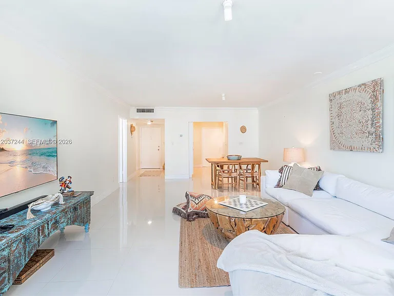 5401 Collins Ave #1013 — Photo 7