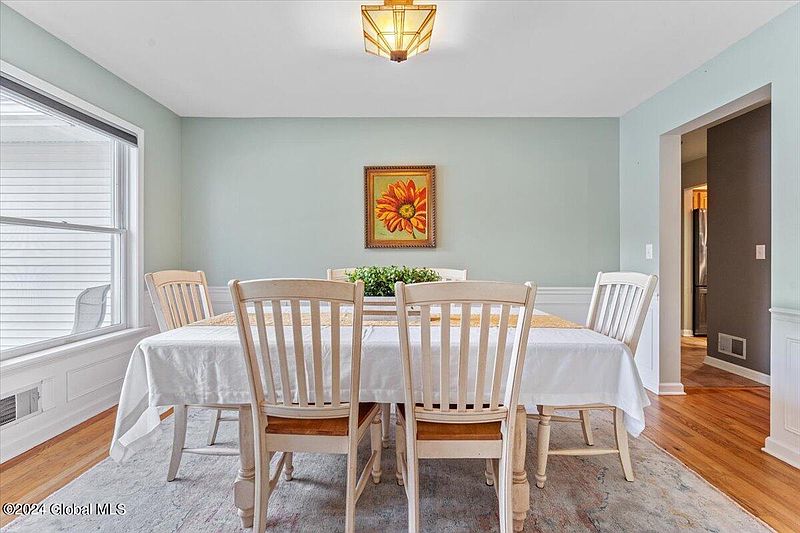 3rd image of 8 Rosebay Road
