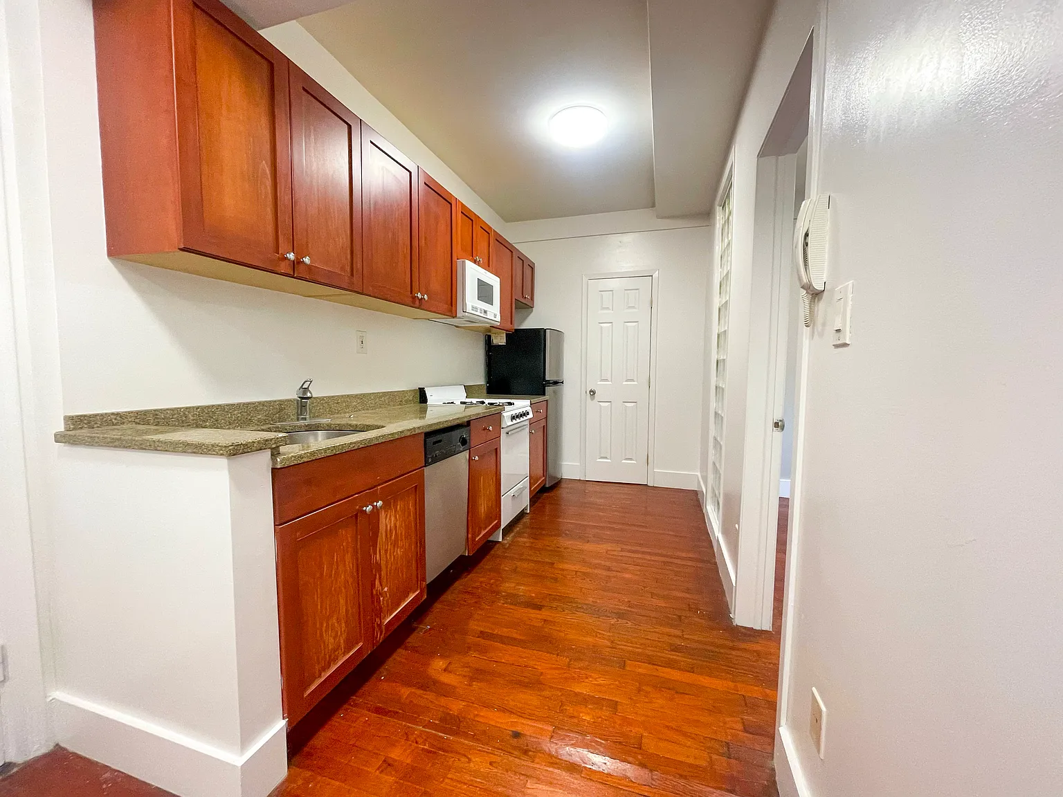 11 Waverly Pl — Photo 2