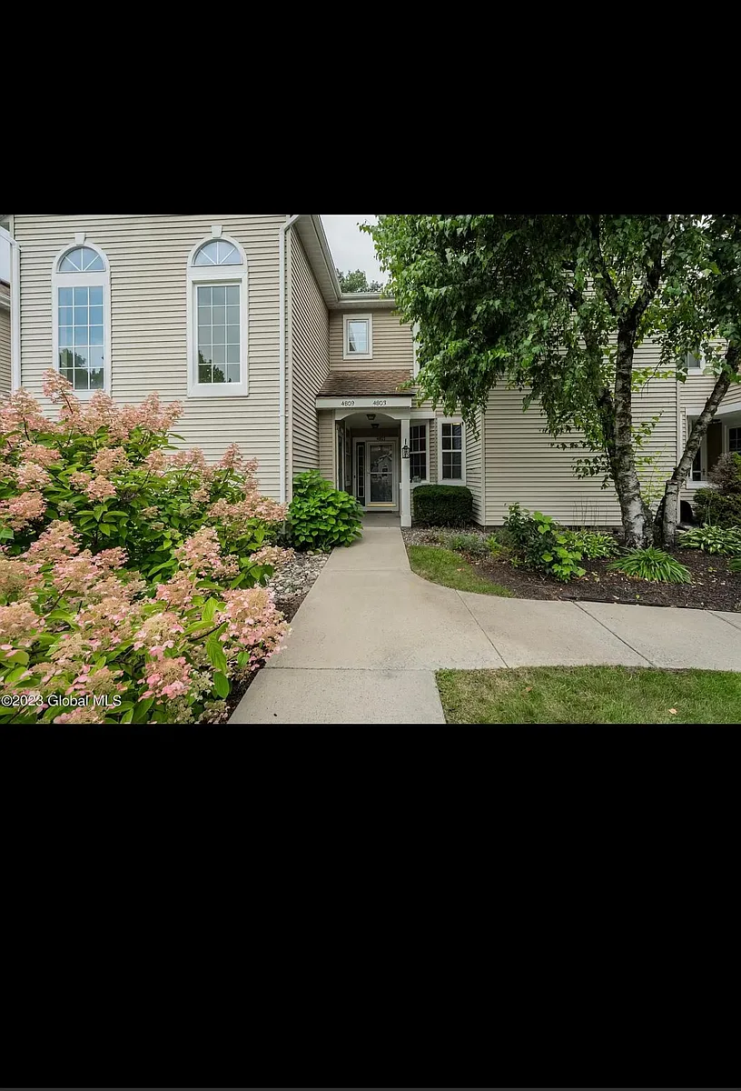 Building Photo - 4803 Foxwood Dr S #3