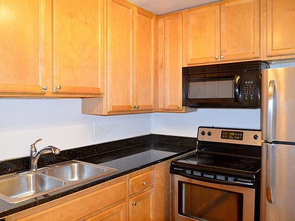 3rd image of 423 E Osage Ln APT 1A