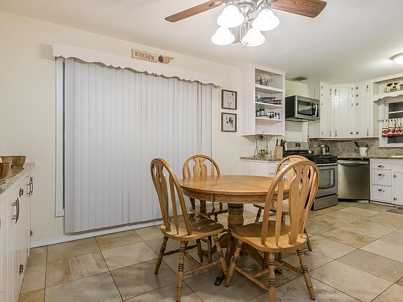 5th image of 129 N Beverly Dr