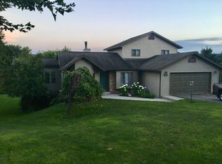 562 Bluff Dr, La Crescent, MN 55947