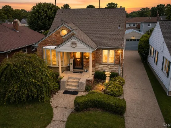 22501 Maple St, Saint Clair Shores, MI 48081