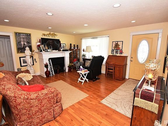 5th image of 607 East St