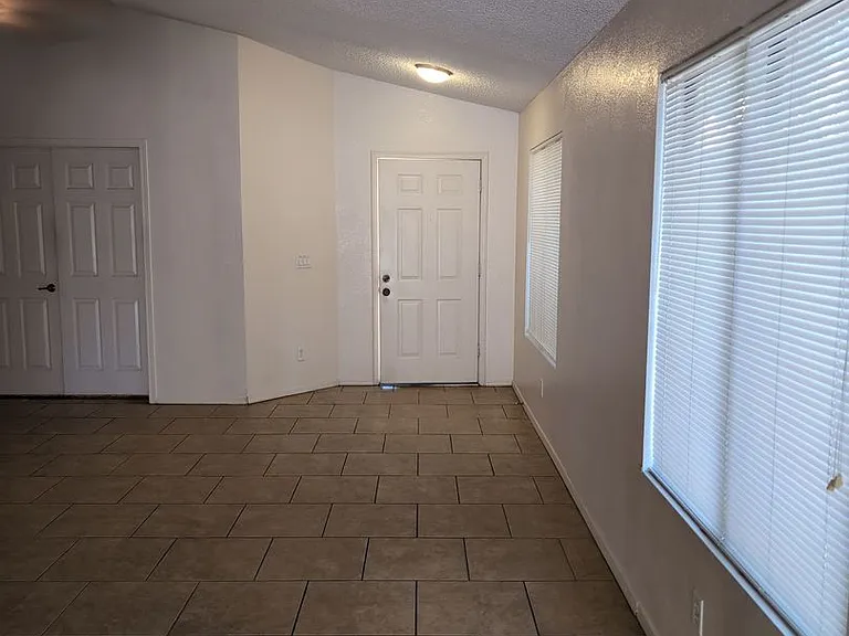73 S Cypress Ct — Photo 2