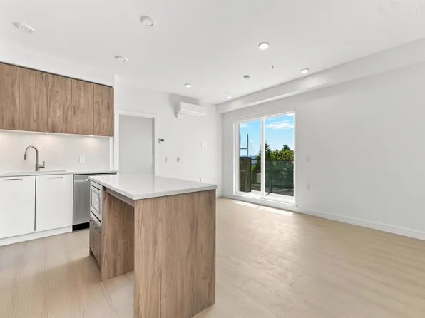 82 1st St #427, New Westminster, BC V3L 2G1