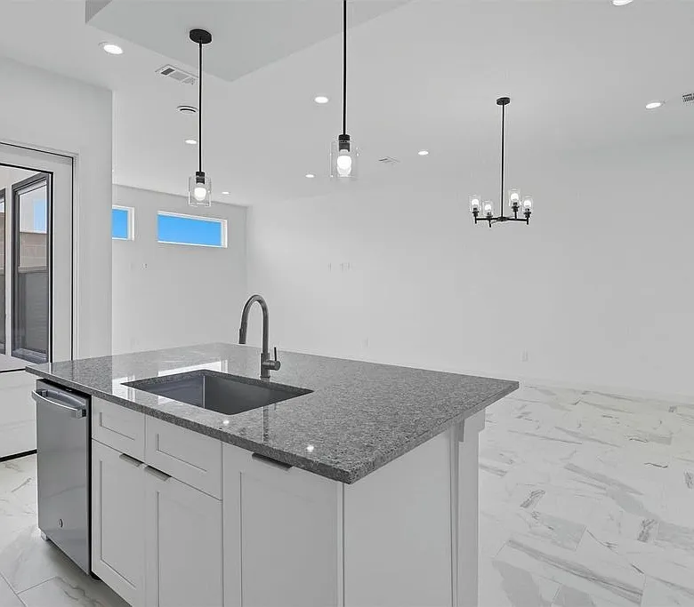 3 bed, 2.5 bath, 2223 sqft, $3,200 — Photo 3