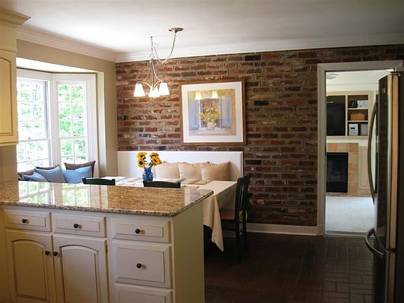 3rd image of 312 Berwickshire Dr