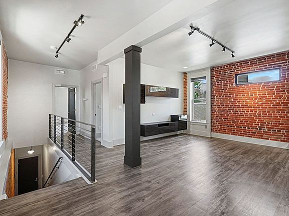 2nd image of 2531 Curtis St APT 2
