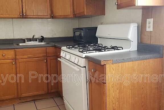 4th image of 22 Lawn Ave Unit 2R