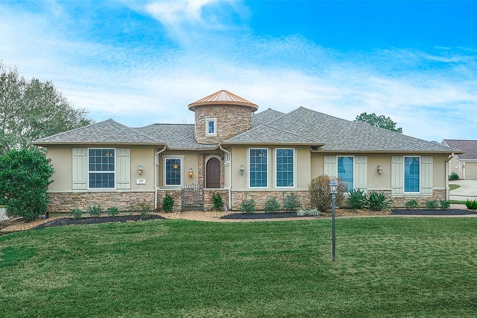 Image 1: BEAUTIFUL home in coveted Bentwater!