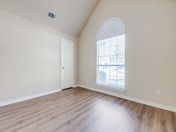4th image of 7691 Ivanhoe Dr