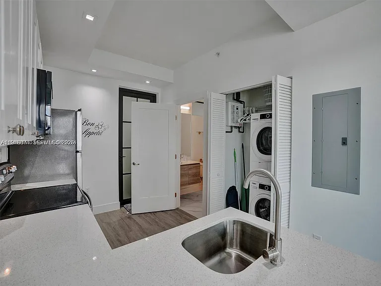 4100 SW 64th Ave — Photo 8
