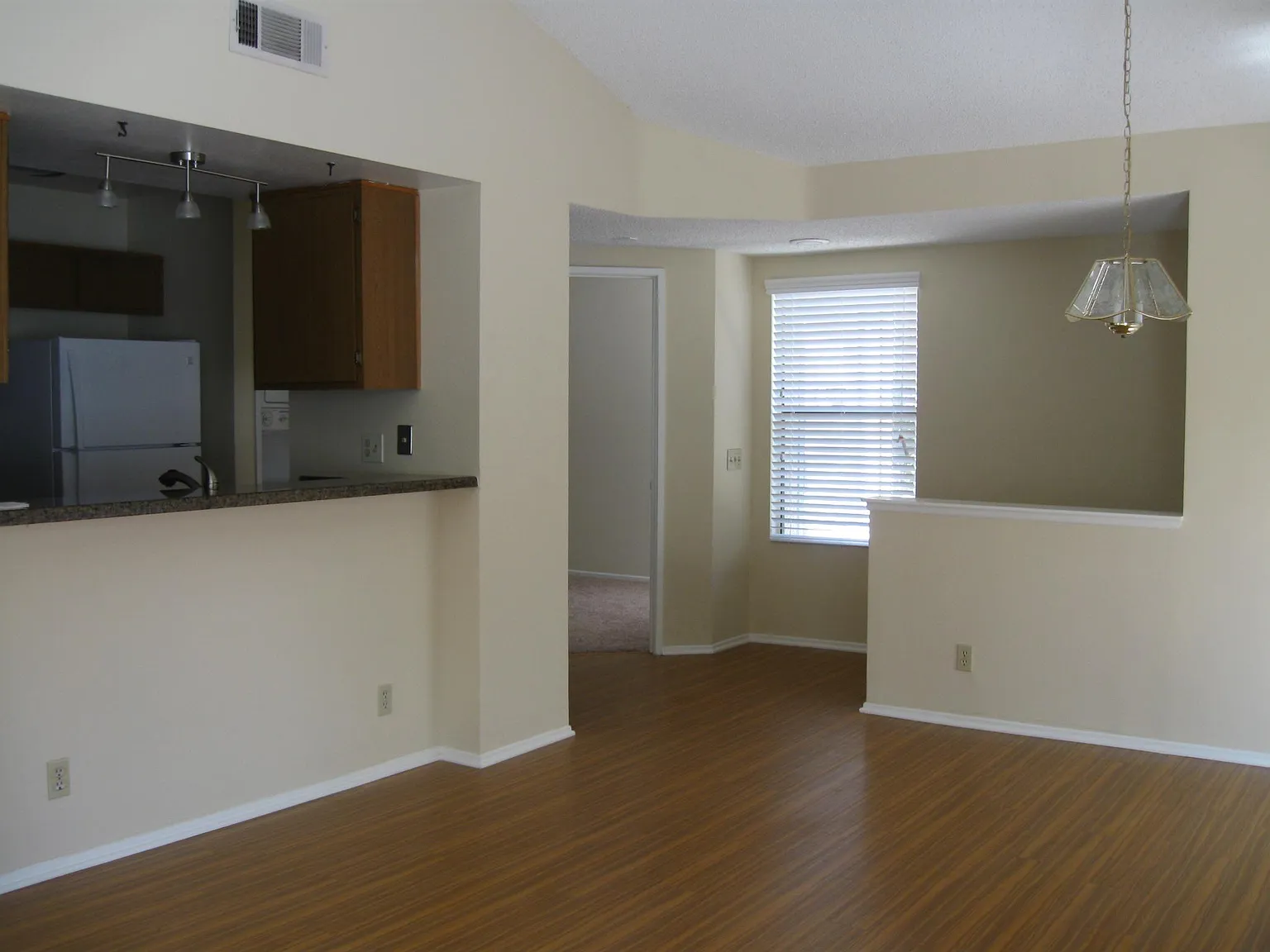 2 bed, 872 sqft, $2,650 — Photo 2