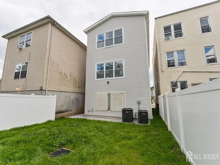 910 Bergen St #1 — Photo 12
