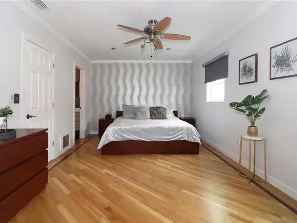 1st image of 831 Queen Palm Ln