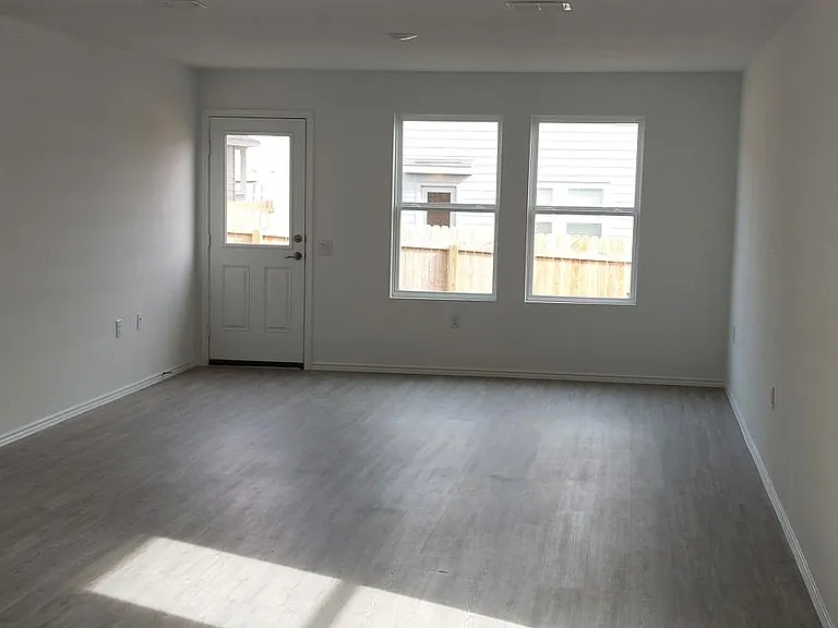 10010 Ana Hts — Photo 11