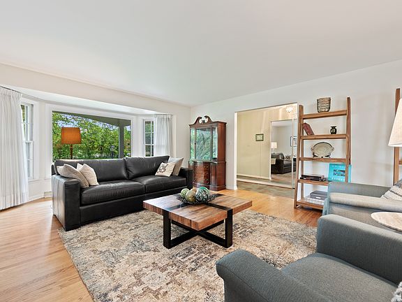 4th image of 37 Camberley Ct