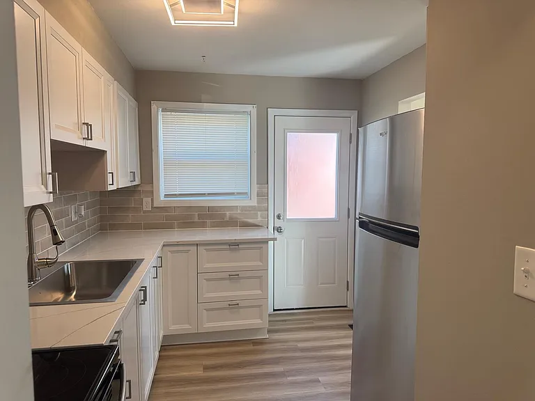 312 E Staat St #314 — Photo 16