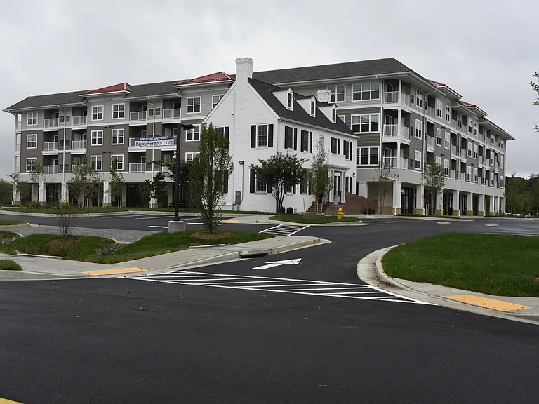 Bay Manor Shops and Apartments — Photo 3