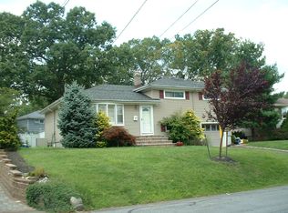61 Oakwood Ct, Fanwood, NJ 07023