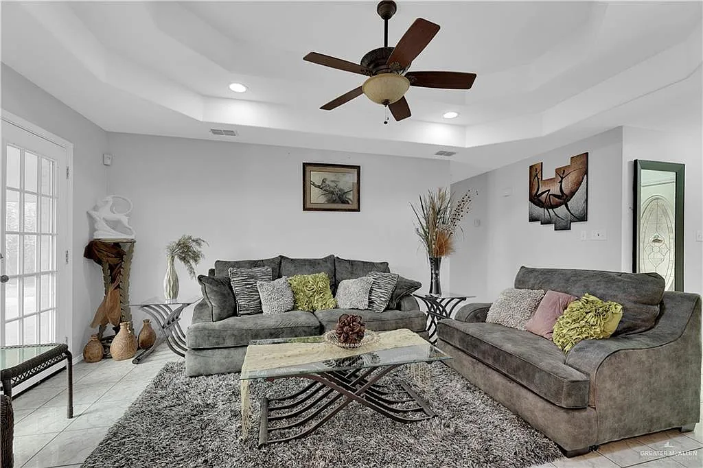3 bed, 2.0 bath, 1655 sqft, $1,900 — Photo 4