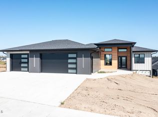 4309 Elk Ridge Dr, Bismarck, ND 58503