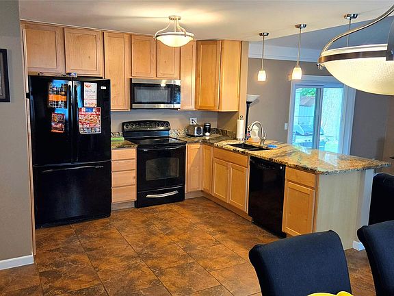 5th image of 417 Shana St