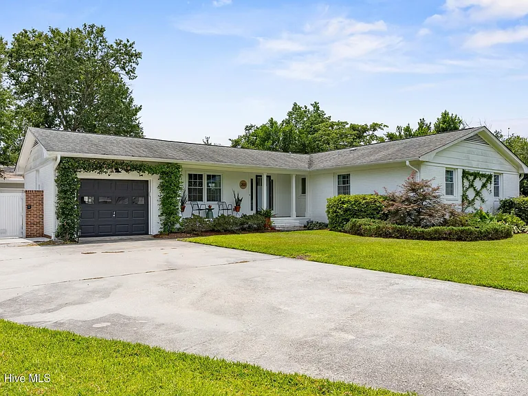 202 Windemere Rd — Photo 2
