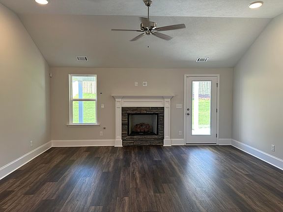 4th image of 909 Holbrook Drive