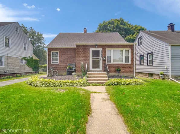 658 1st St, Crete, IL 60417