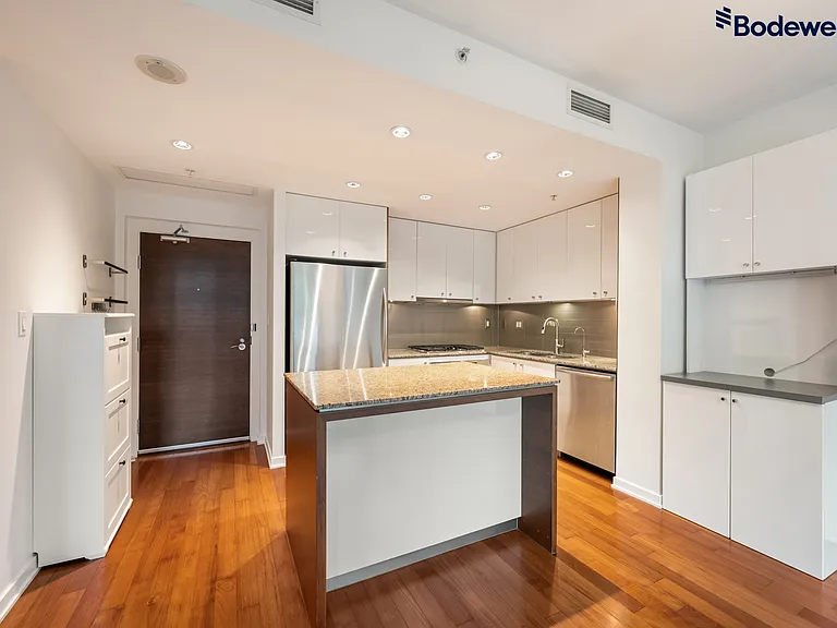 1005 Beach Ave — Photo 3