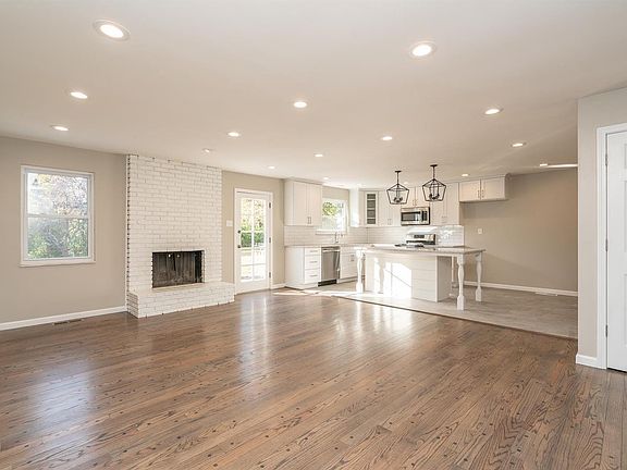 3rd image of 810 Bitterfield Dr