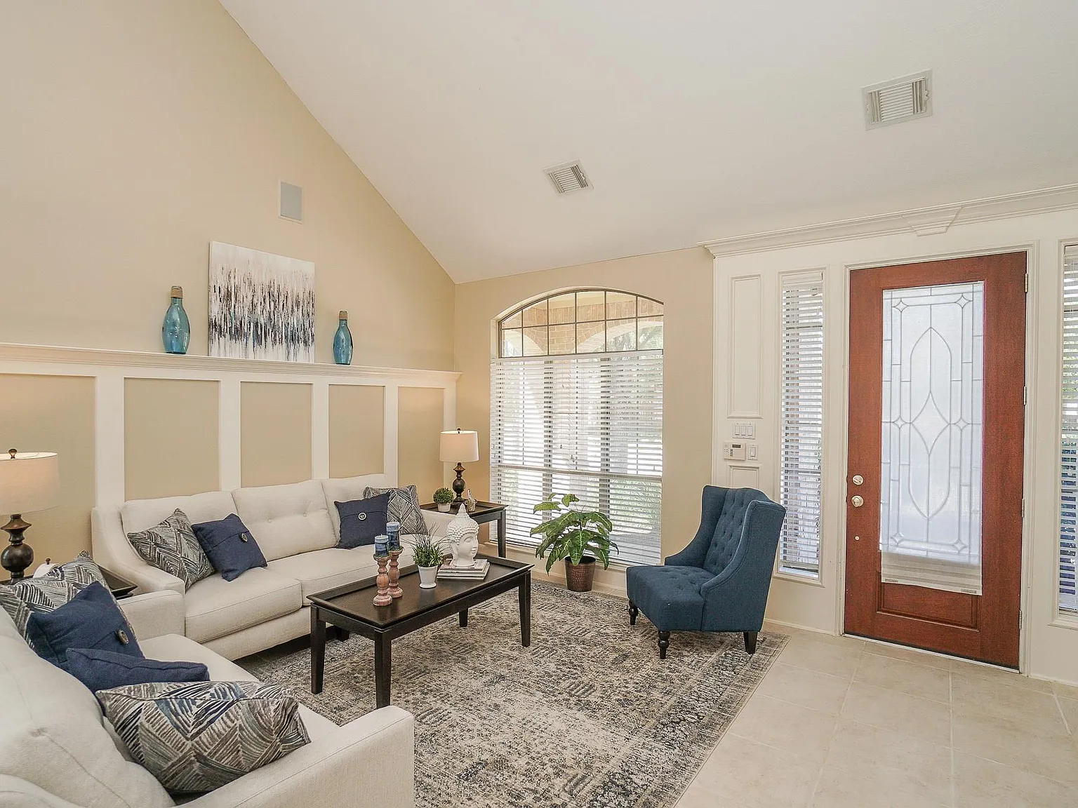 3 bed, 2.5 bath, 2606 sqft, $2,900 — Photo 2