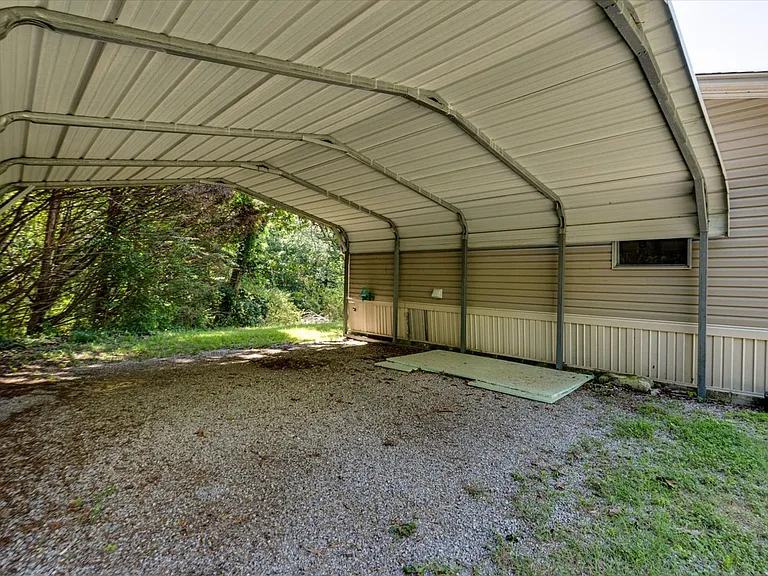 842 Emery Rd — Photo 22