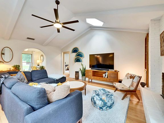 3rd image of 6609 Woodcrest Dr