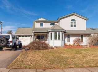 55 Hollow Rd, Levittown, PA 19056