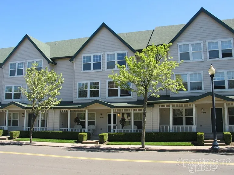 800 NE Roberts Ave — Photo 2