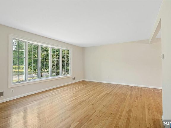 5th image of 615 Maze Rd