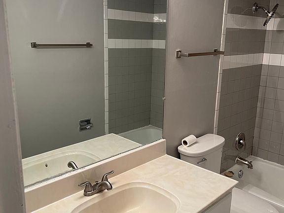 4th image of 14423 Lincoln Ave #3