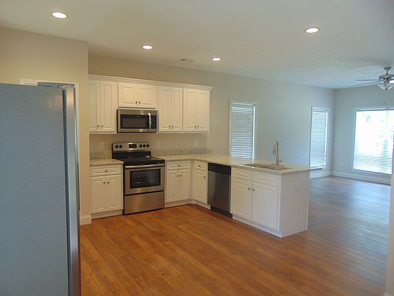3rd image of 406 La Vista Dr